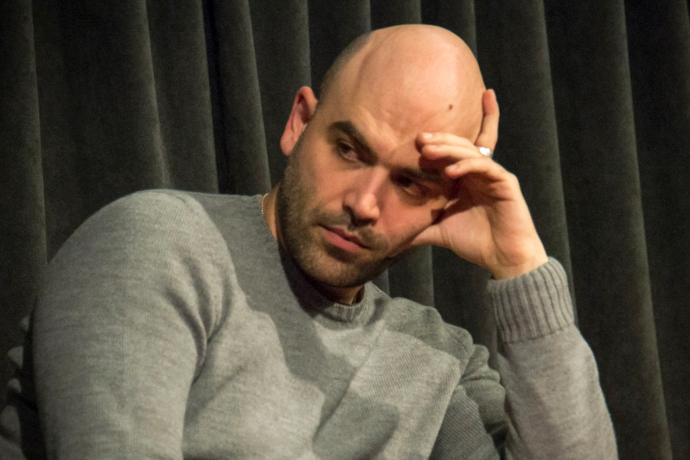 Roberto Saviano umiliato due volte da Salvini: "Mi insulta poi si offende, ma...". La verità su migranti e ong