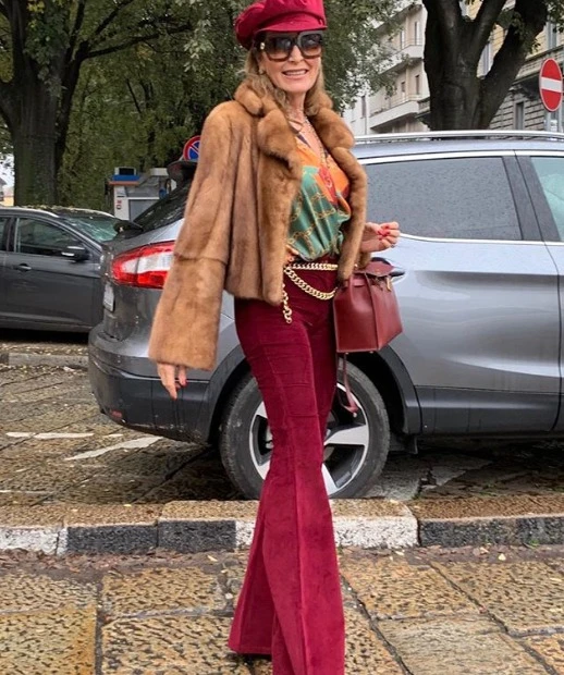 Daniela Santanchè, il look esagerato: pelliccia, pantaloni a zampa e borsa Kelly