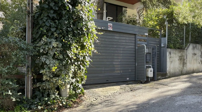 Schlein, la minaccia spaventa l'Italia: "Impara a parcheggiare"