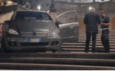 Un’ auto sulle scale di Trinità dei Monti È l’ennesima: "Colpa del navigatore"