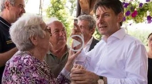 Giuseppe Conte umiliato dalla nonnina: "A pranzo con lei? No, grazie"