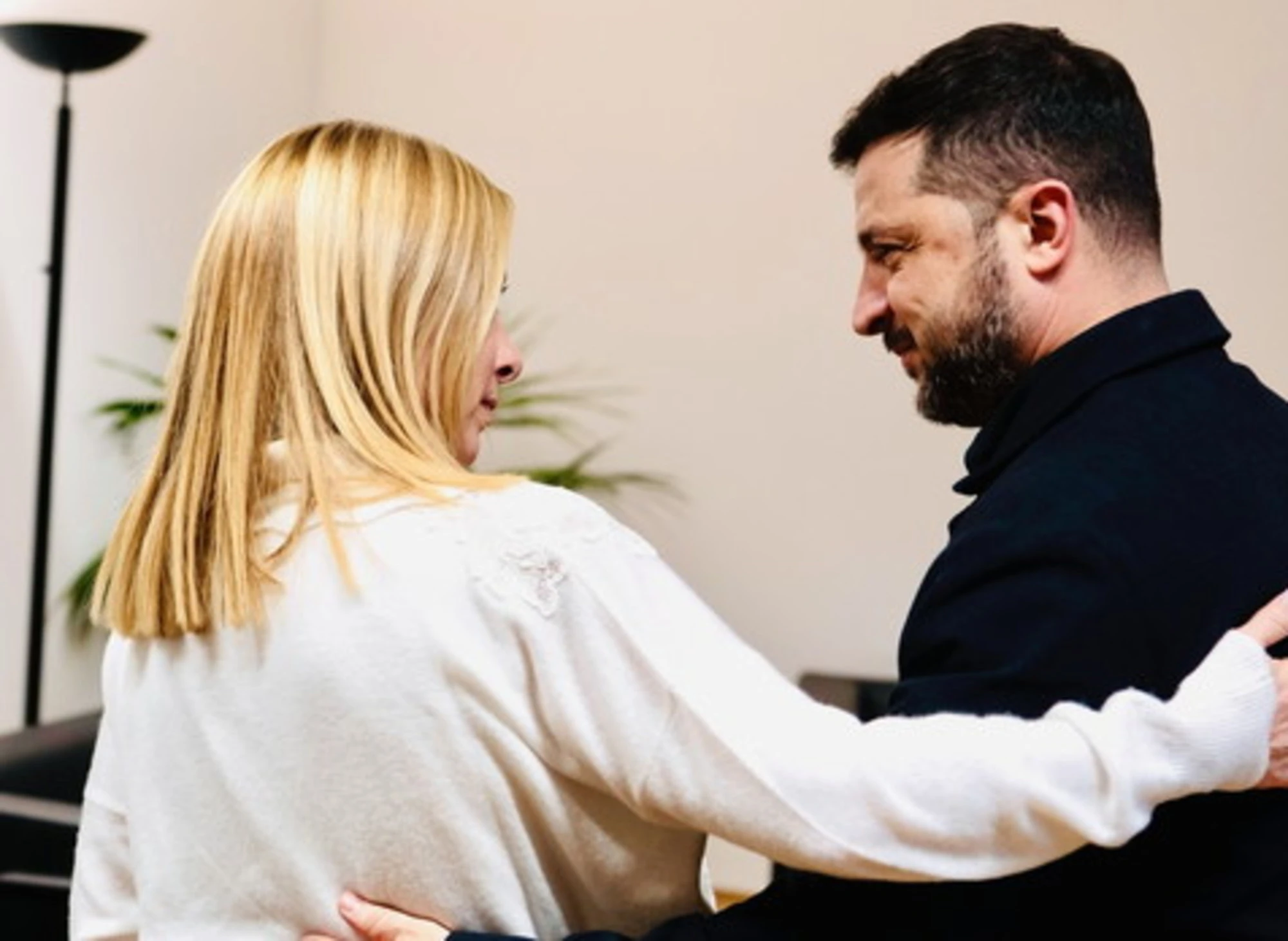 Zelensky a Palazzo Chigi da Giorgia Meloni: il cambio d'agenda