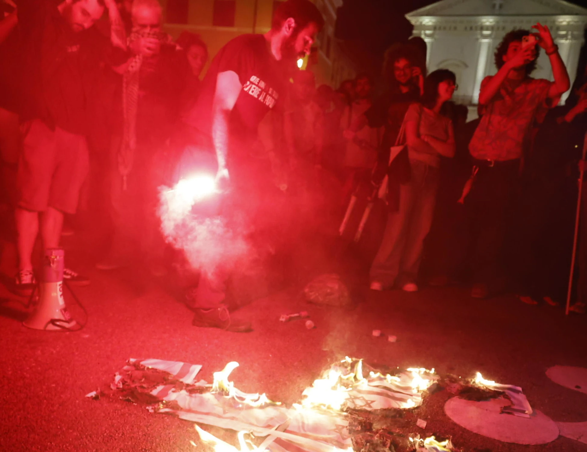 Pisa, pro-Pal violenti graziati dalle toghe: pagano solo i poliziotti