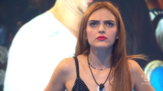 Grande fratello, paura per Jessica Mazzoli: malore improvviso nella casa, il trasporto di corsa in ospedale