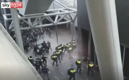 Scontri ad Amsterdam, Matteo Salvini: "Fermati 120 tifosi juventini. Mi raccomando, niente casino"
