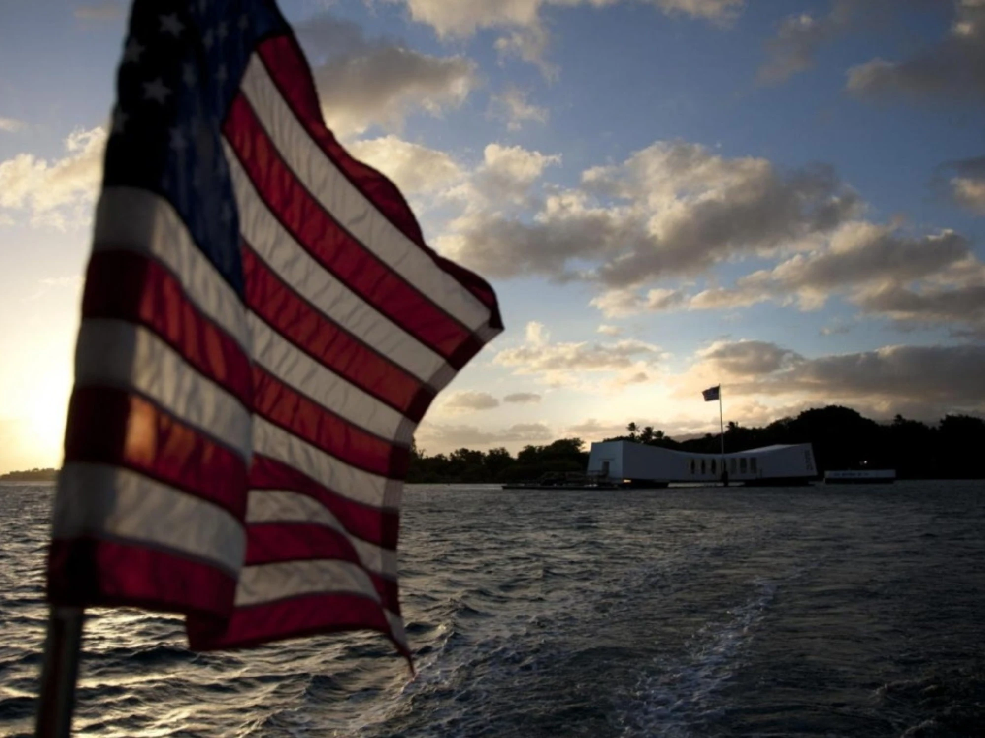 Il presidente degli Stati Uniti depone dei fiori in ricordo delle vittime di Pearl Harbor