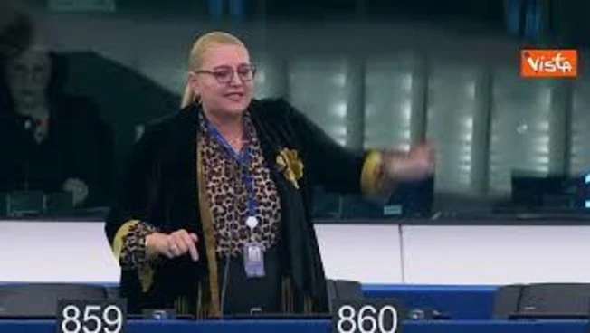 Violenze a cortei, l'Eurodeputata rumena Sosoaca in Latino: Divide et Impera. Ue come nazismo