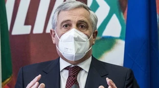 Forza Italia, Antonio Tajani si smarca dalla Lega: "Riaperture? Solo con l'ok degli scienziati"
