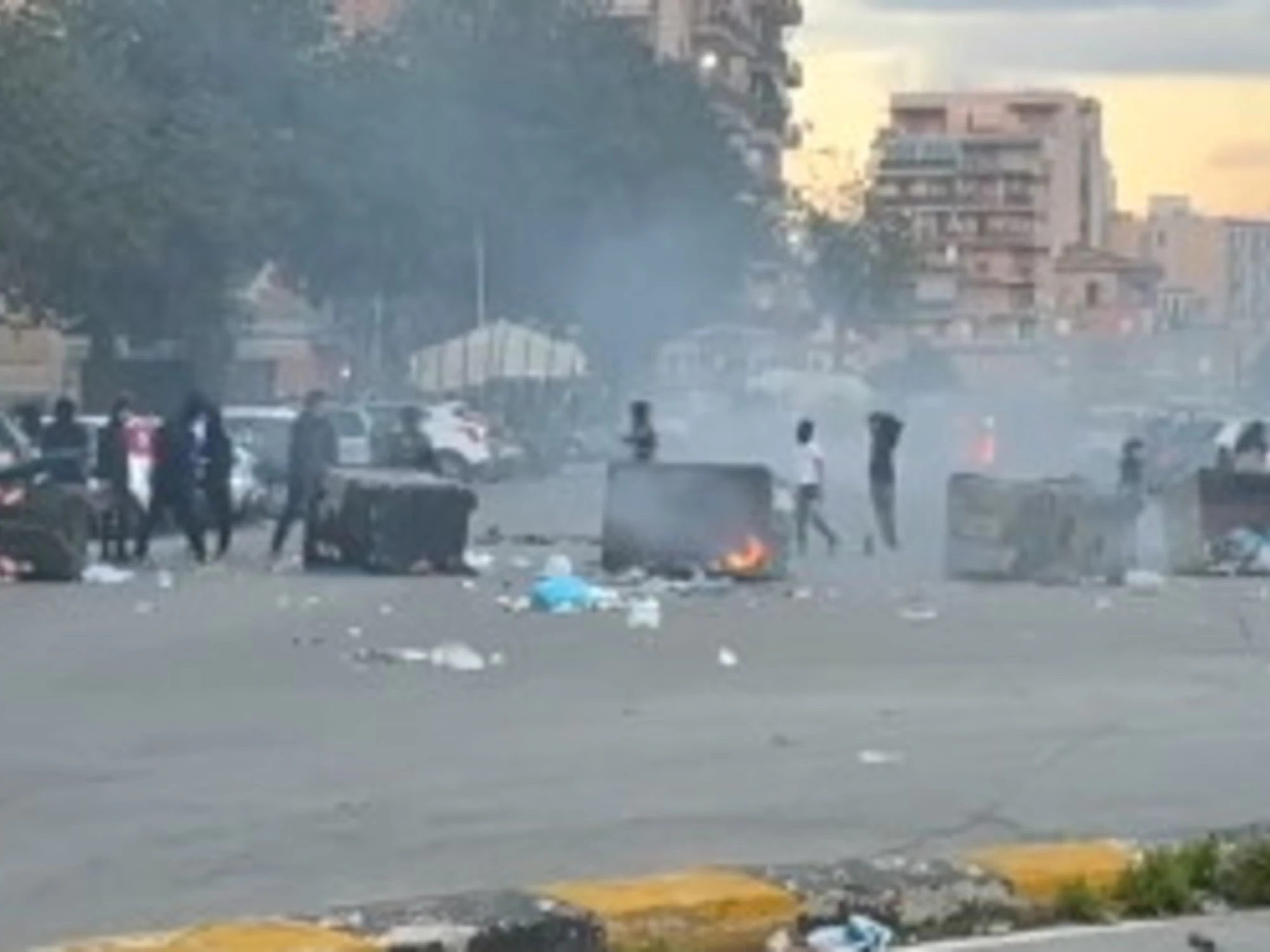 Palermo, guerriglia alle Vampe di San Giuseppe: roghi, scontri con la polizia, devastazione