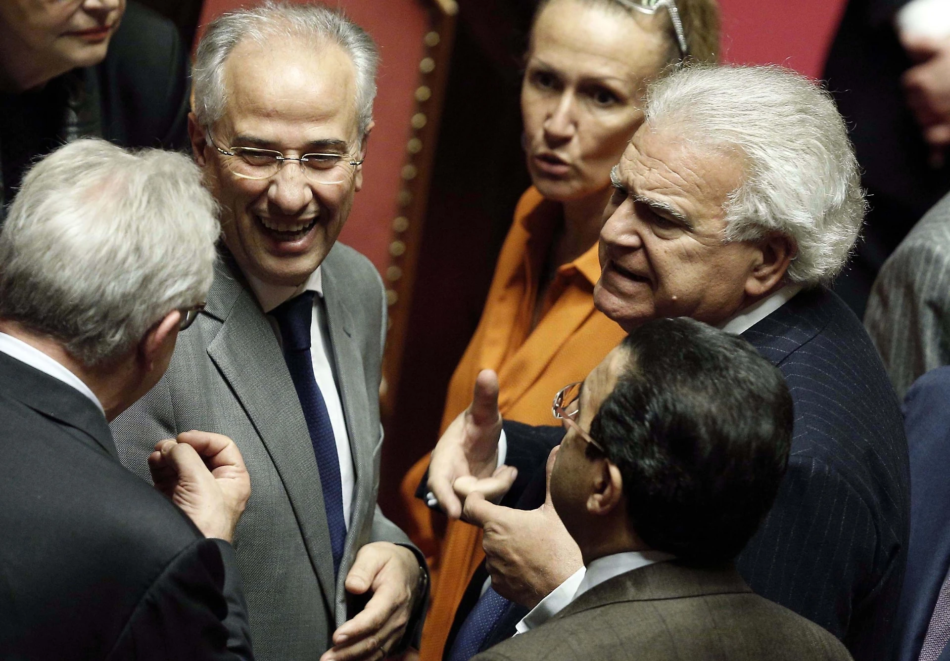 Il senatore Pd disgustato dal look di Verdini: "Guardi com'è vestito...". L'insulto terribile