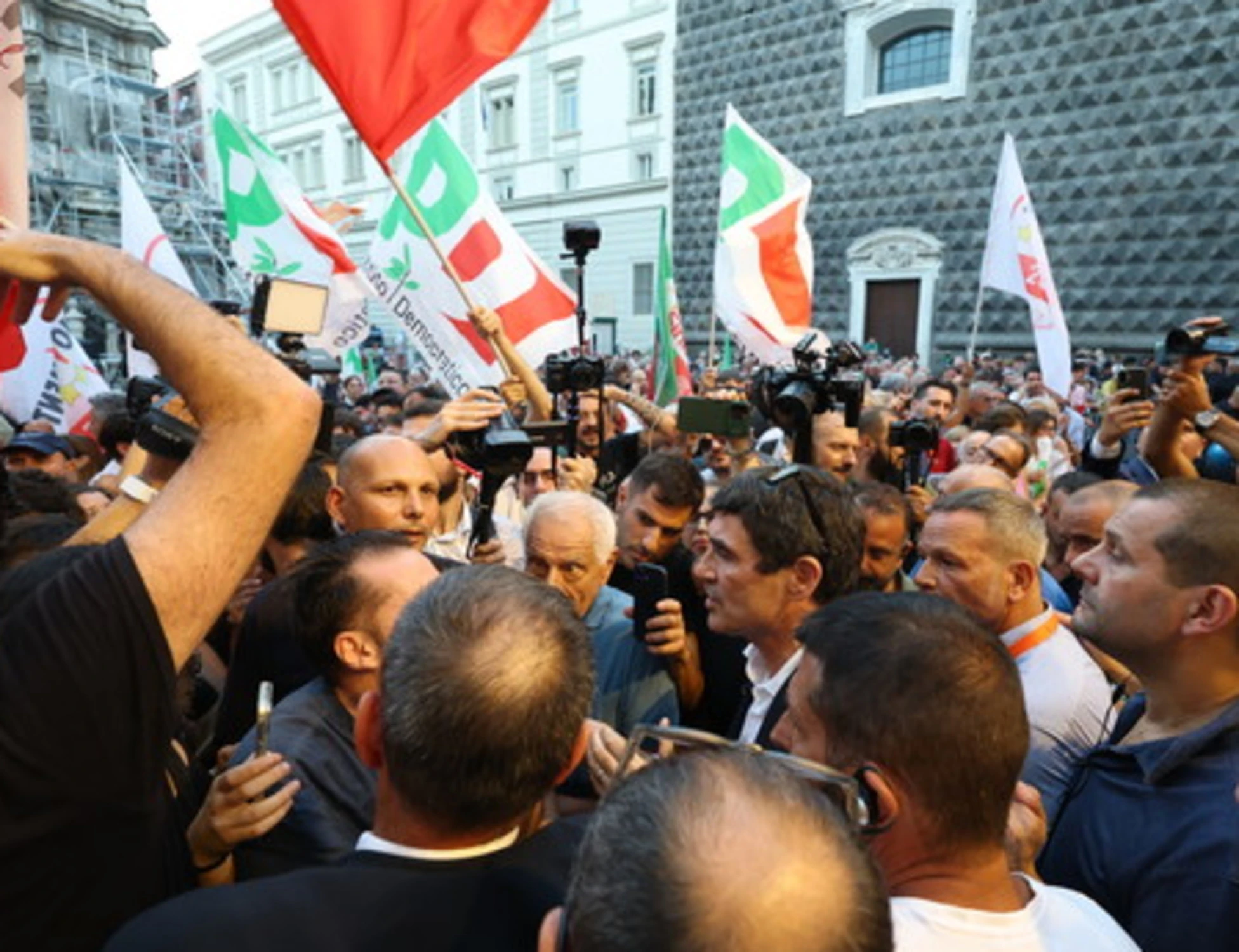 Campo largo, cortocircuito nella piazza rossa: si accusano di fascismo pure tra loro