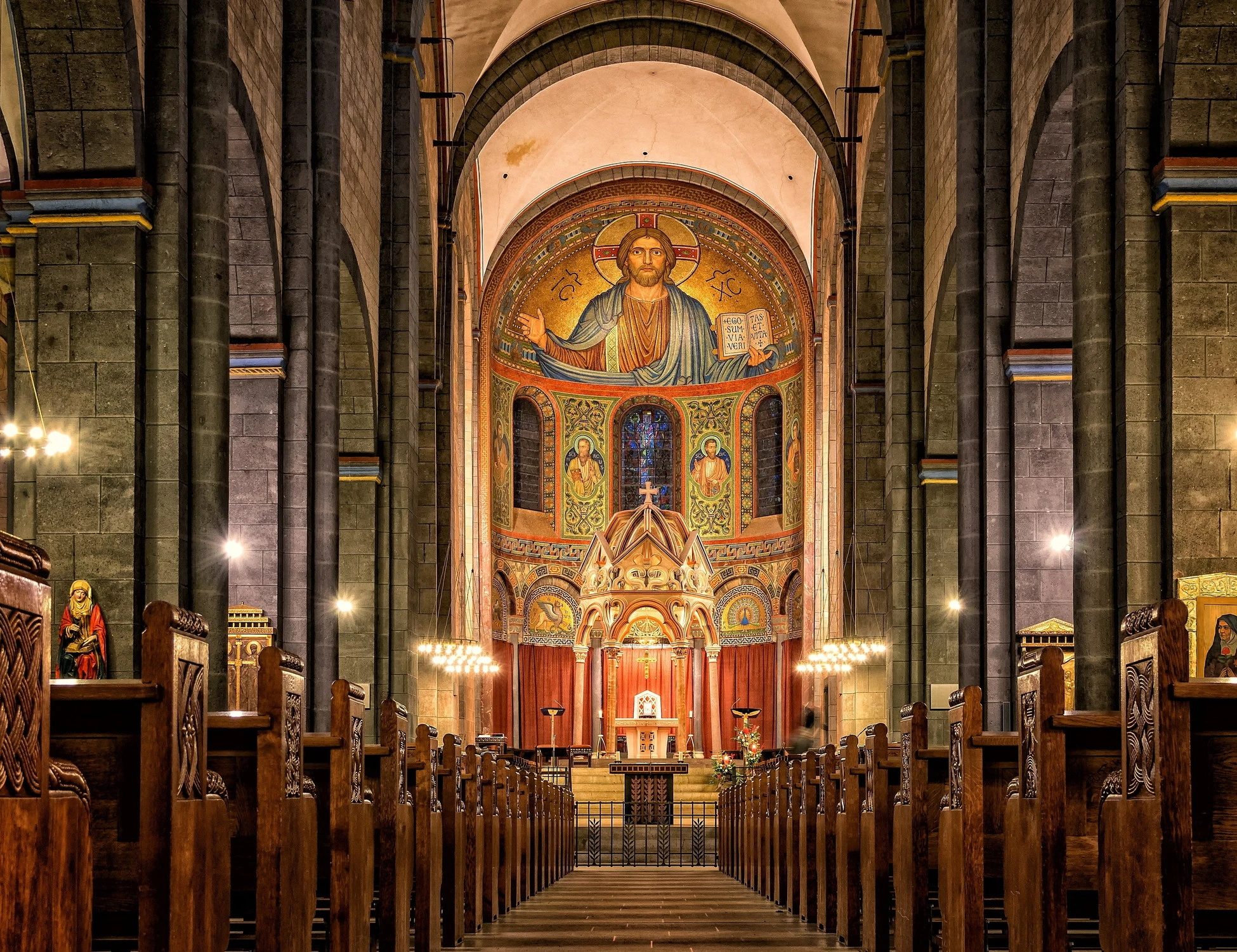 Sala Consilina, orrore in sacrestia a poche ore dalla Pasqua: fedeli sconvolti