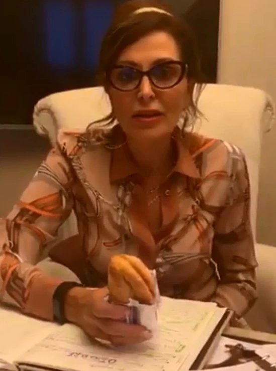 Daniela Santanchè, merendina con look da professoressa sexy: lo schiaffo al governo