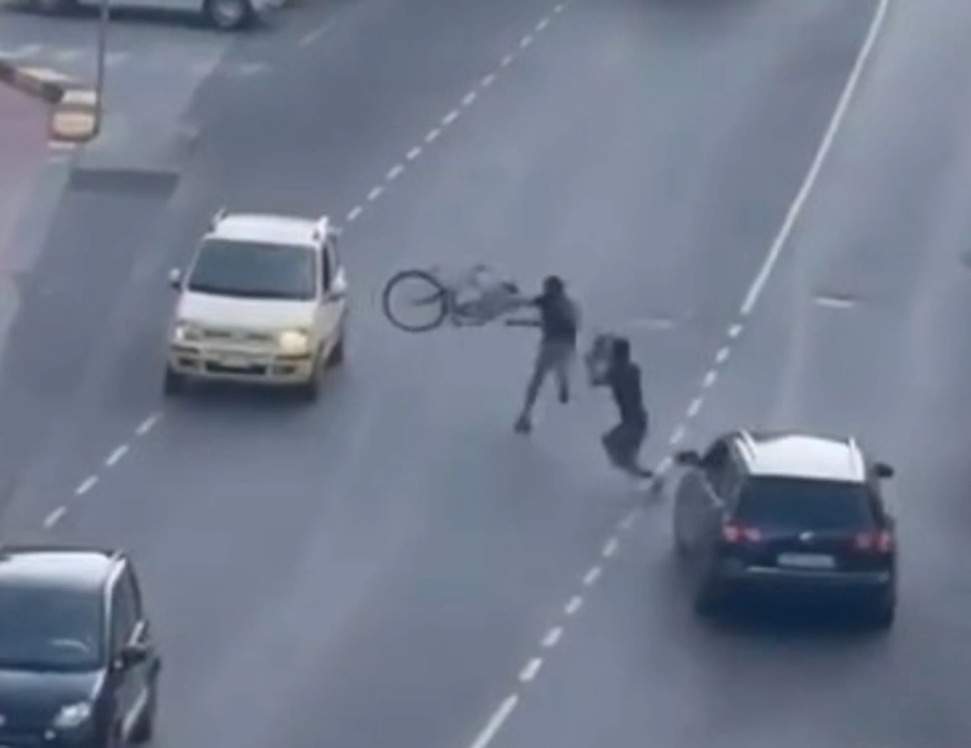 Cassino, due egiziani lanciano una bici contro un'auto in strada: immagni-choc