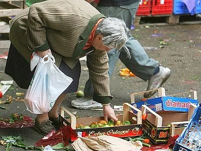 Niente ferie, tagli su riscaldamento e carne. Istat: ''30% di italiani a rischio povertà''