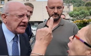 Vincenzo De Luca sbrocca con la madre della ragazza morta: "Lei è una cafona!"