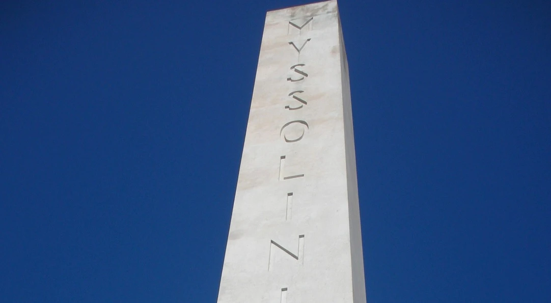 Selfie-bombing sotto l'obelisco di Mussolini