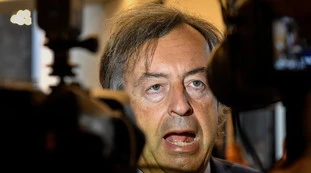 Coronavirus, Roberto Burioni garante dell'accordo Fca-sindacati: ecco come riapre l'Italia