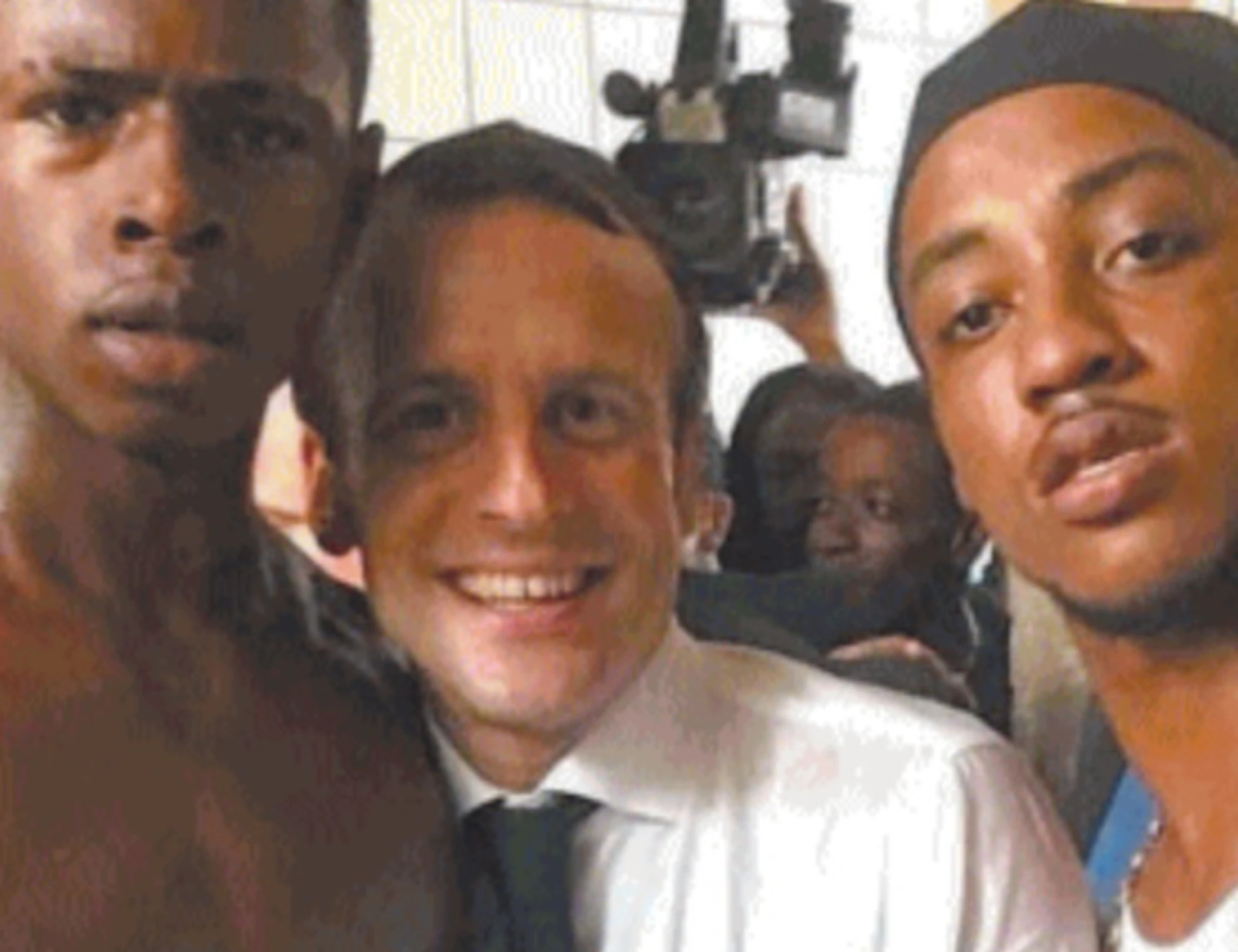 Emmanuel Macron alla deriva: manate, uova in testa e foto coi delinquenti