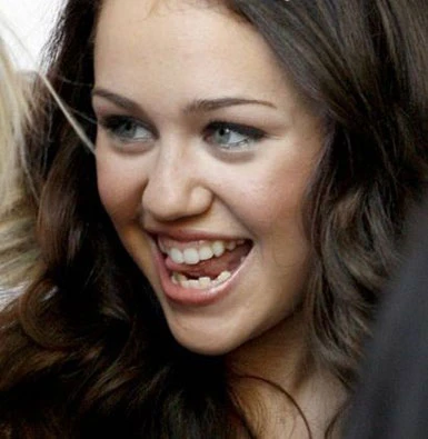 Miley sulle orme di Britney, Brooke e la Lima