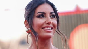 Elisabetta Gregoraci da urlo sul red carpet: "copre" il seno così