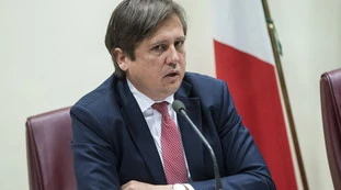 Le Iene, scoppia il caso mascherine: "A fornirle l'azienda dove lavora la moglie di Pierpaolo Sileri, conflitto di interessi?"