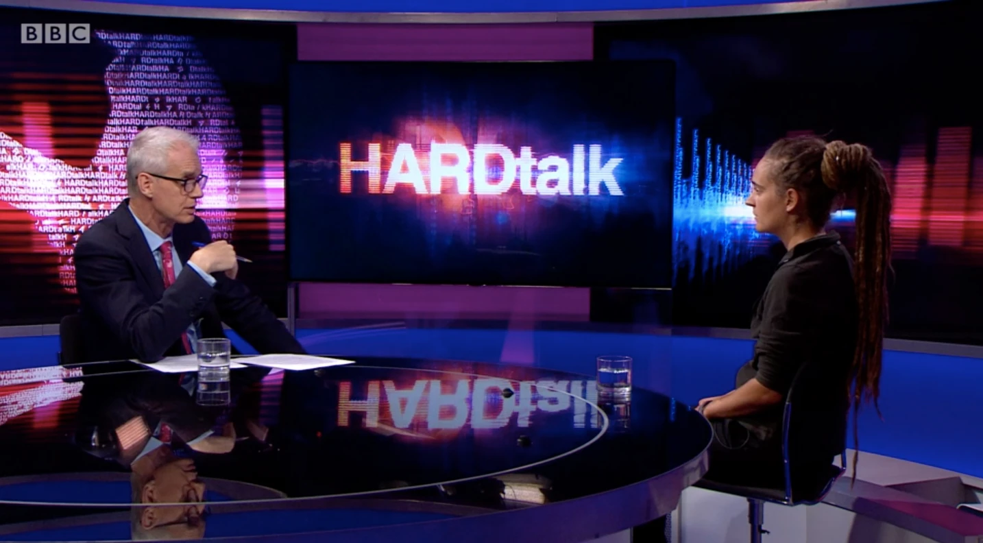 Carola Rackete in difficoltà durante l'intervista alla Bbc: le differenze con PiazzaPulita di Formigli