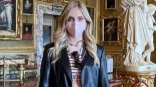 Chiara Ferragni a Palazzo Pitti ci va vestita così: "Ma come ti sei messa?", travolta dalle critiche