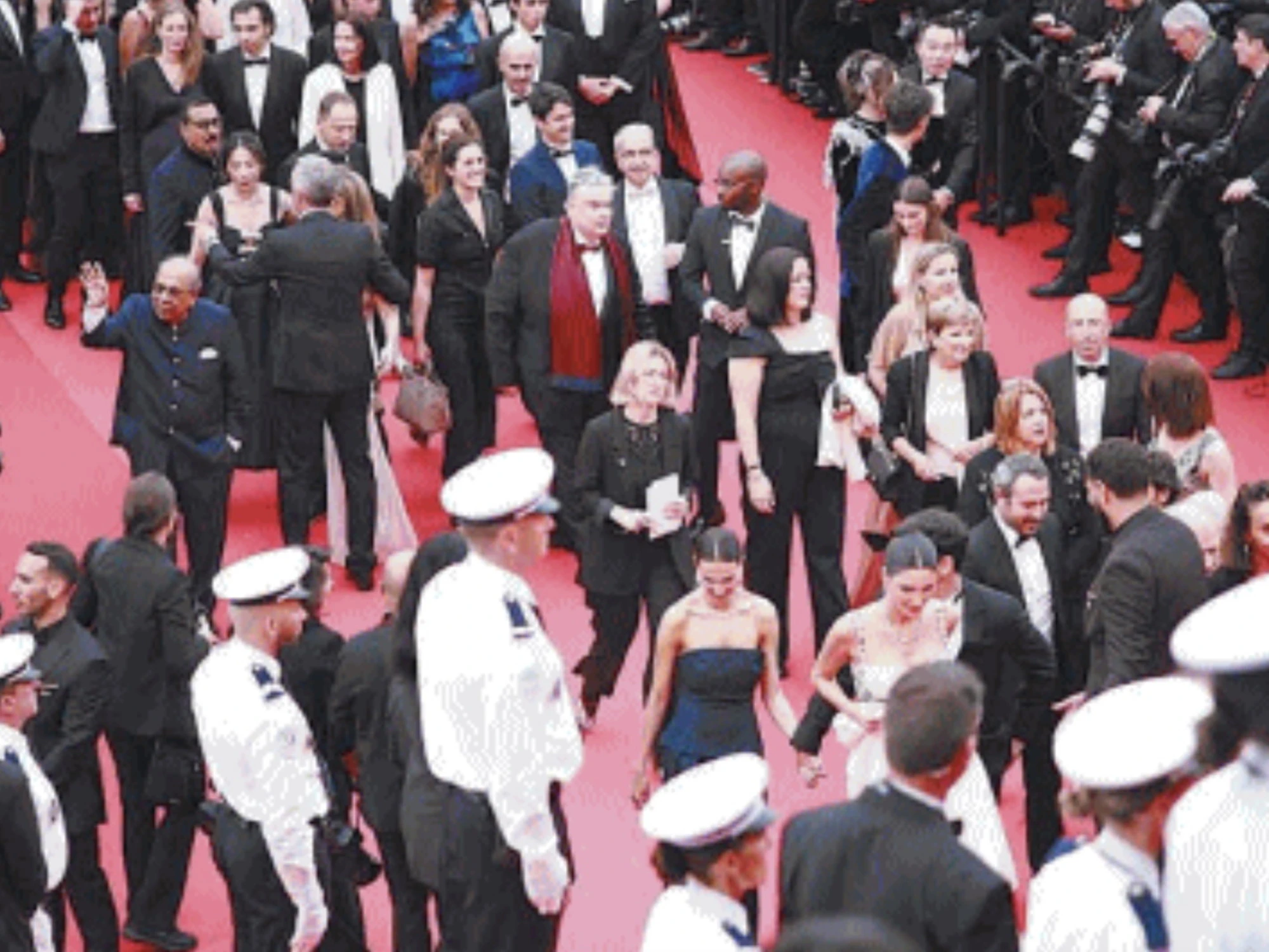 Trasparenze vietate: Cannes mette il burqa