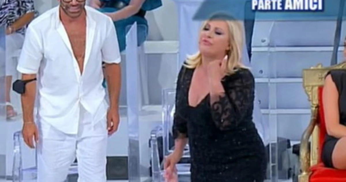 Uomini e donne, disgrazia dalla De Filippi: "Cretina", "Fallito di mer***". Raptus-Cipollari, chi cacciano