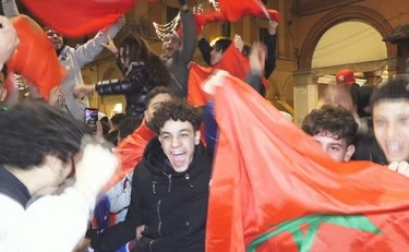 Bologna, maxi-schermo in piazza per i marocchini. Ma quando i rossoblu erano in finale di Coppa Italia...