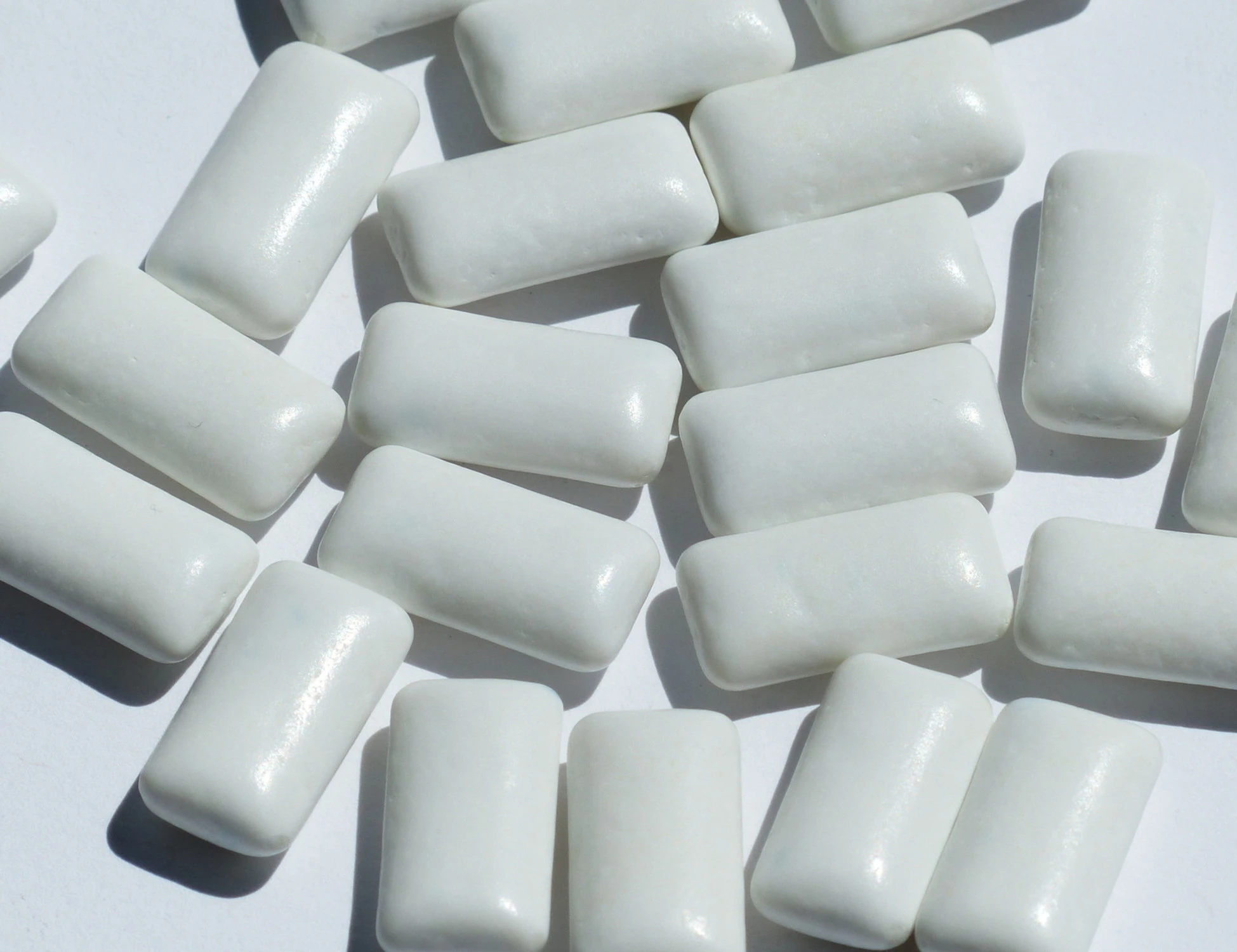 Gomma da masticare, batteri e acidi: le conseguenze sui denti
