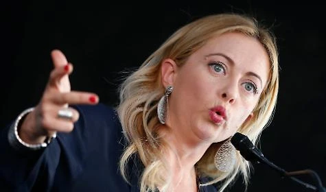Giorgia Meloni contro i rom che hanno costretto a prostituirsi tre minori: "Bestie, ora tolleranza zero"