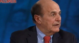 PiazzaPulita, Pierluigi Bersani umilia Matteo Renzi: "Lui ha preso il Nobel", coltellate tra compagni da Formigli