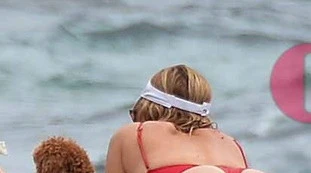 Alessia Marcuzzi, i paparazzi esagerano: in spiaggia, un primo piano... così. Stiamo scherzando?