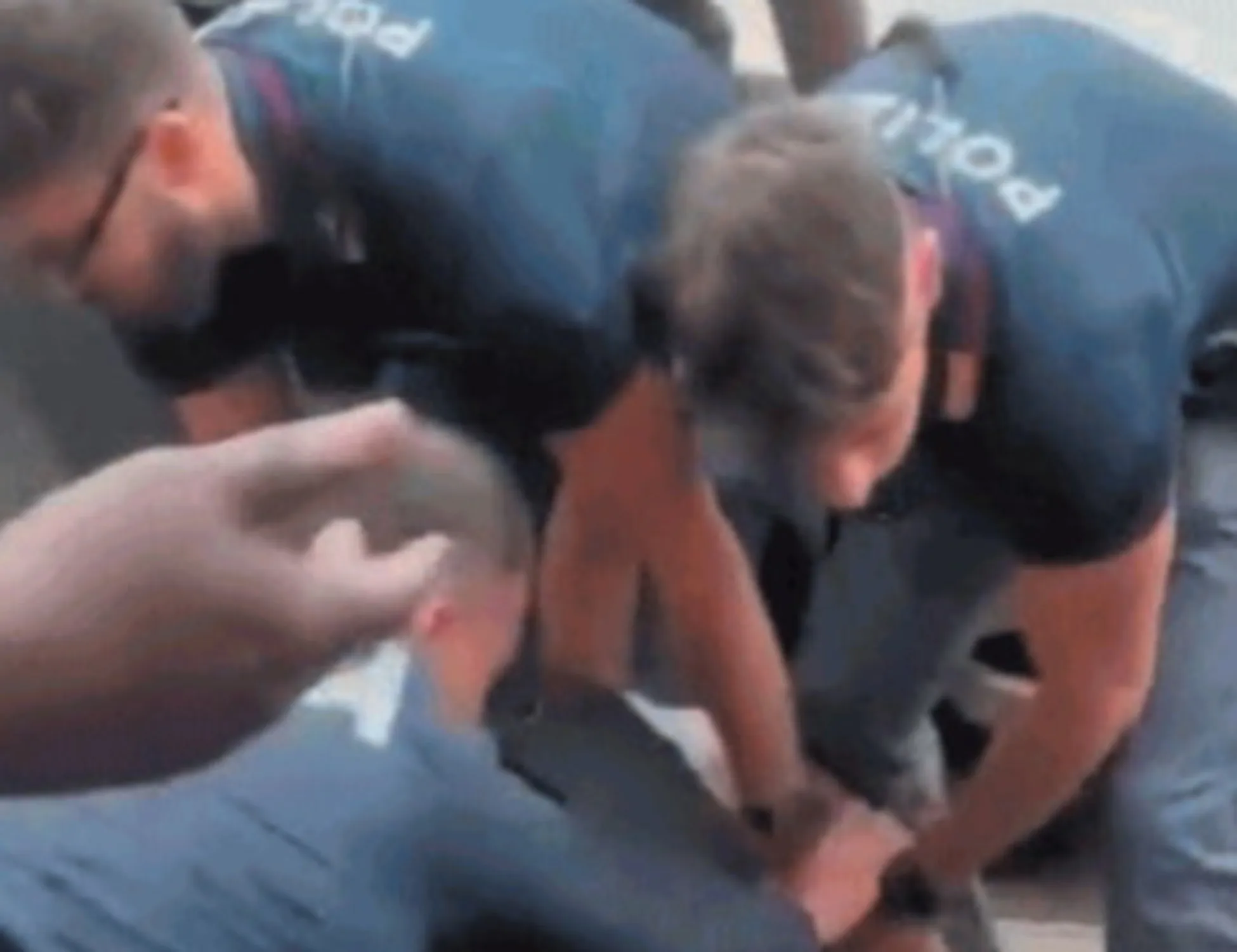 Leggi l'articolo: "La sua foto": è 'caccia allo sbirro'. E la sinistra ci sguazza