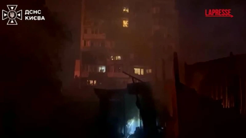 Ucraina, diversi incendi a Kiev dopo il pesante attacco russo