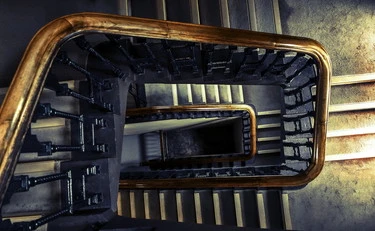 Bologna, precipita dalla tromba delle scale: morto a 12 anni