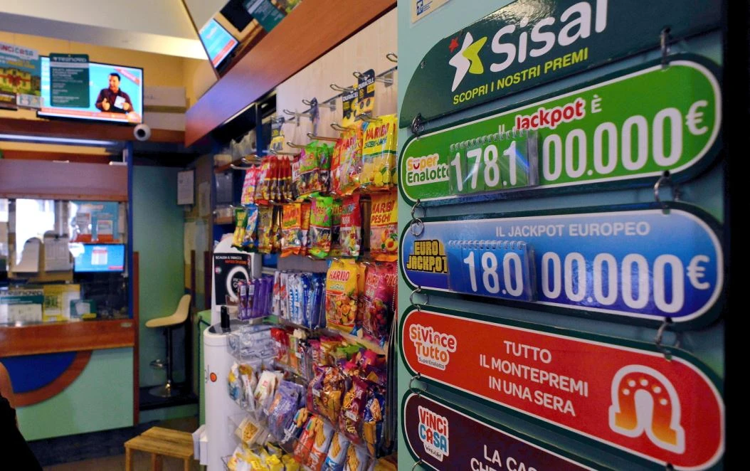 Superenalotto, a Rimini il fesso dell'anno: vince alla lotteria ma non se ne accorge. Rovinato per la vita