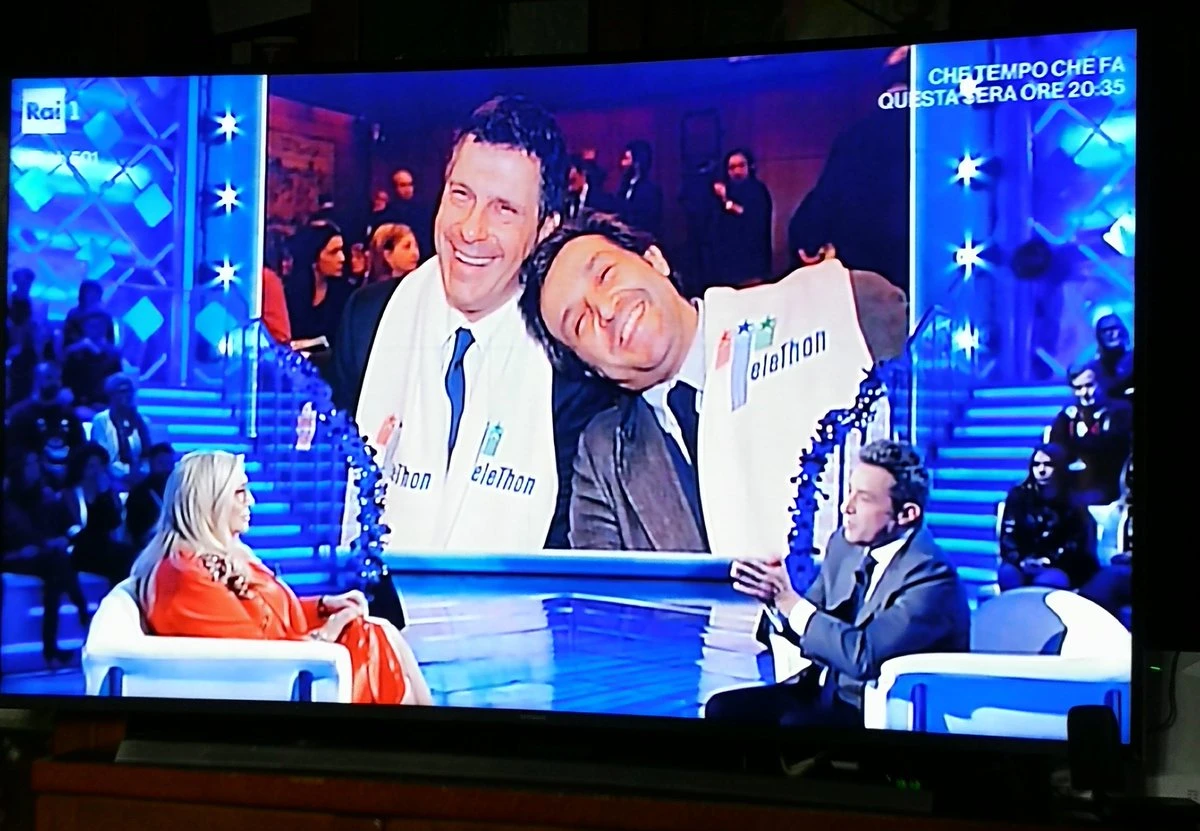 Domenica In, Flavio Insinna da Mara Venier ed è subito sciagura. Mette piede in studio, scatta il massacro