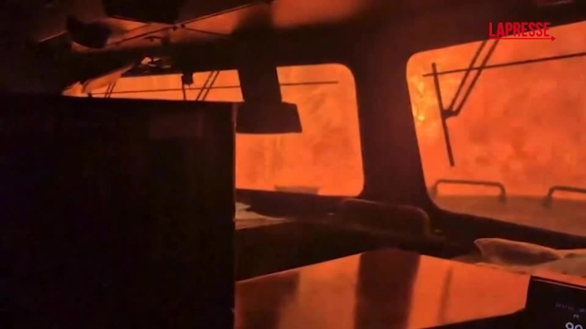 Canada, incendi in Ontario: un treno completamente circondato dalle fiamme
