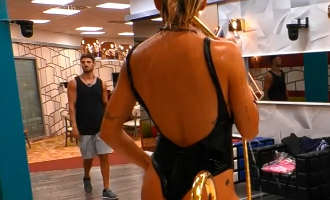 Grande Fratello Vip, Giulia Provvedi scatenata nella vasca? Il cameraman ci prende gusto: il lato B, così