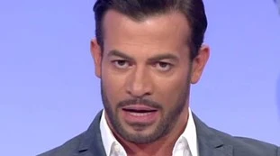 Uomini e donne, questo Gianni Sperti? Addio: come si è conciato, roba da matti