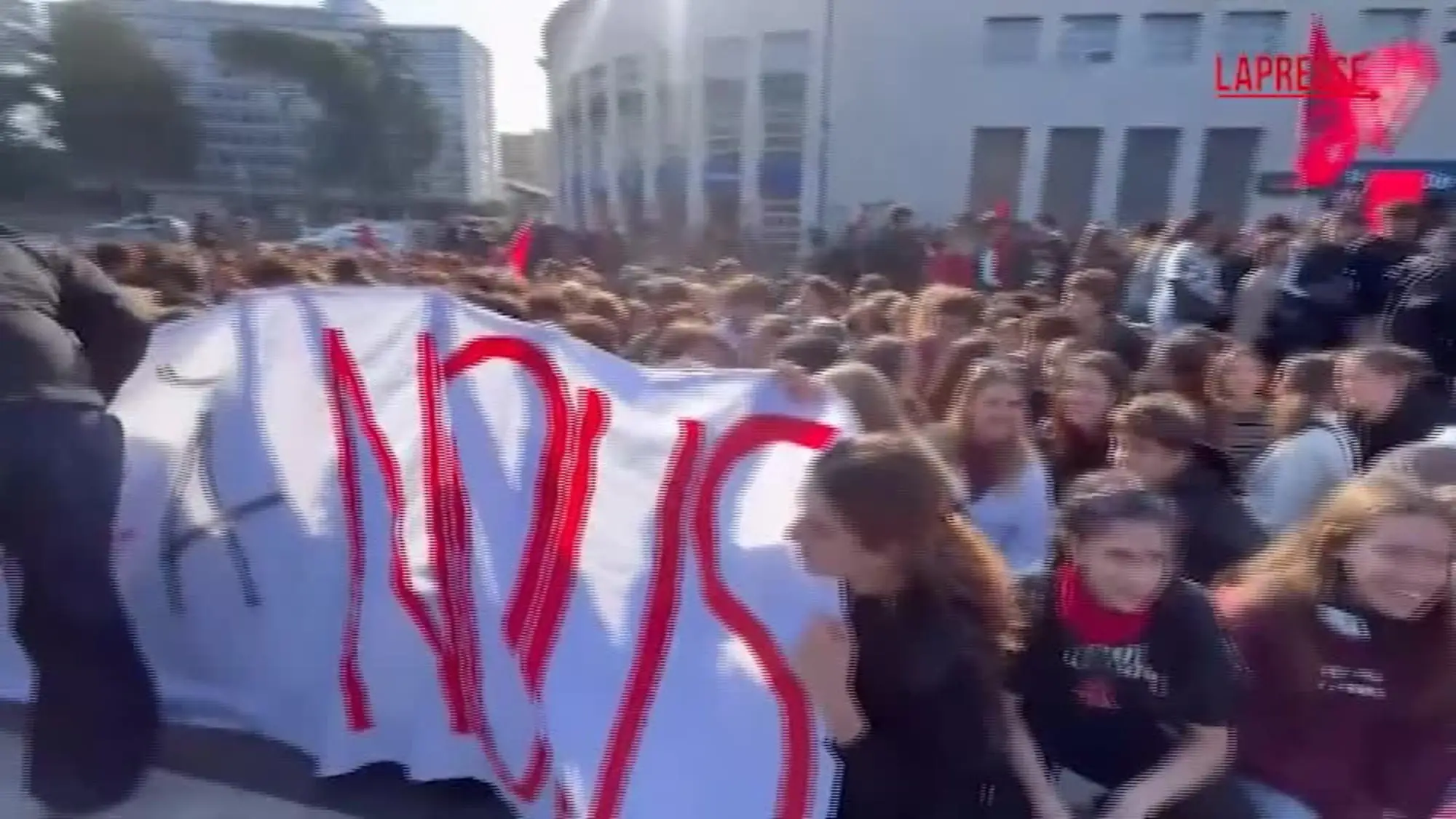 Sciopero del 30 ottobre, il coro degli studenti rossi: "Pezzi di m***a"