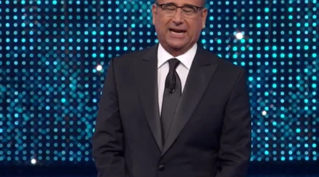 Sanremo 2025, Carlo Conti apre la seconda serata con queste parole: gufi stecchiti. Ricordate quando...