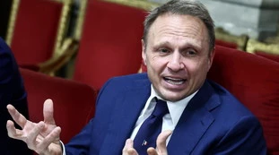 Lollobrigida, choc in chiesa a Napoli: chi fa irruzione, paura per il ministro