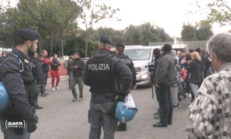 Quarta Repubblica, per l'inviata di Mediaset Chiara Carbone nel campo rom finisce in disgrazia