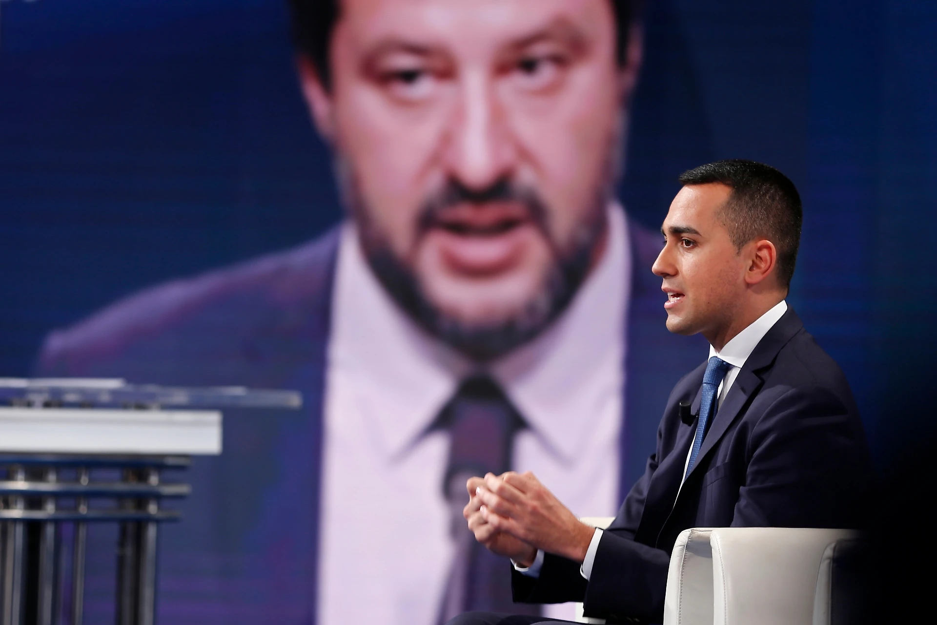 La telefonata che allunga la vita a Giuseppe Conte: contatto Di Maio-Salvini, il grillino si inginocchia
