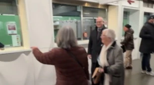 Roberto Gualtieri, l'ultimo disastro: "Thank you"? Come risponde alle due turiste