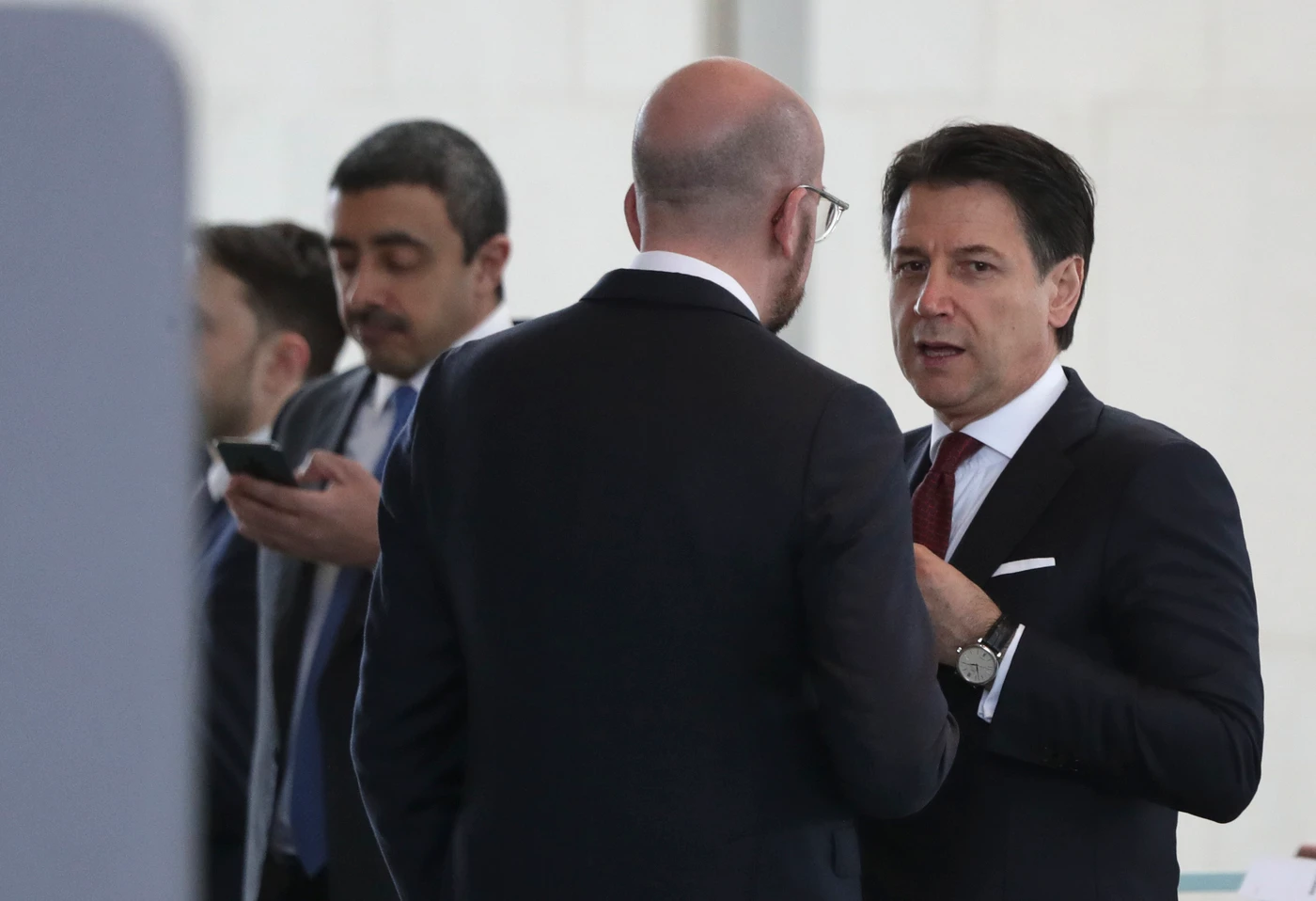 Giuseppe Conte non va a Davos. Imprevisto: "Impegni urgenti". Dossier e CdM, aria di crisi?